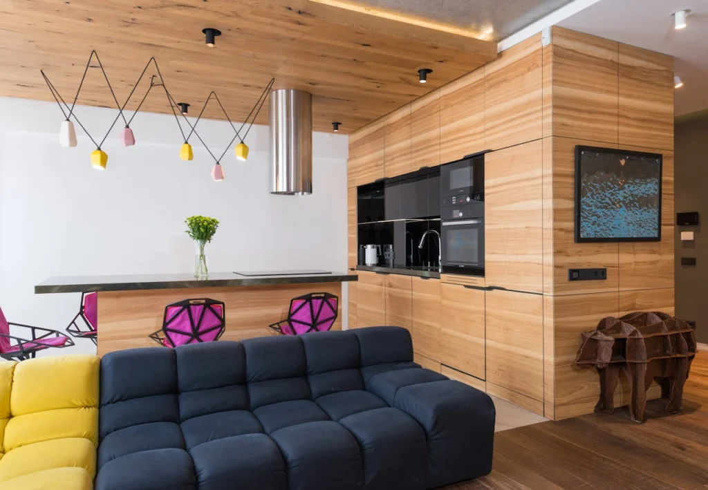 Modern and stylish studio apartment decor featuring smart space-saving solutions and chic design elements for a functional, aesthetically pleasing living space.